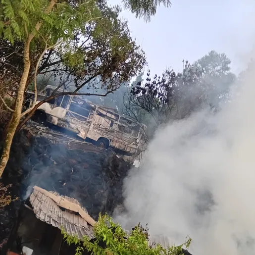 Incêndio destrói galpão e atinge micro-ônibus no centro de Bandeirante
