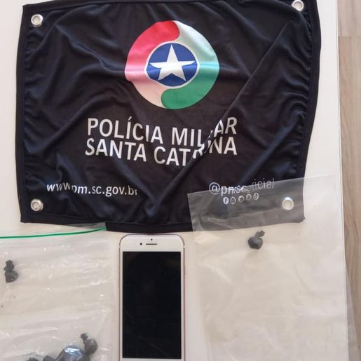 Adolescente é flagrado pela PM vendendo droga em frente sua casa em SMOeste