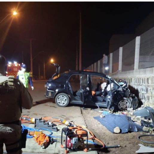 Colisão em muro de contenção mata dois jovens e deixa outros dois com ferimentos graves