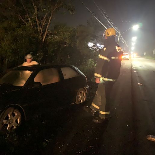 Condutor embriagado bate em poste e tem veículo recolhido em SMOeste