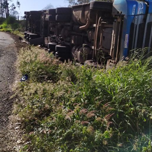 Saída de pista seguida de tombamento mobiliza bombeiros na SC-161