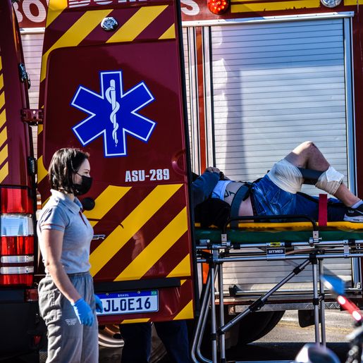 VÍDEO: colisão entre carro e moto deixa dois feridos na Willy Barth