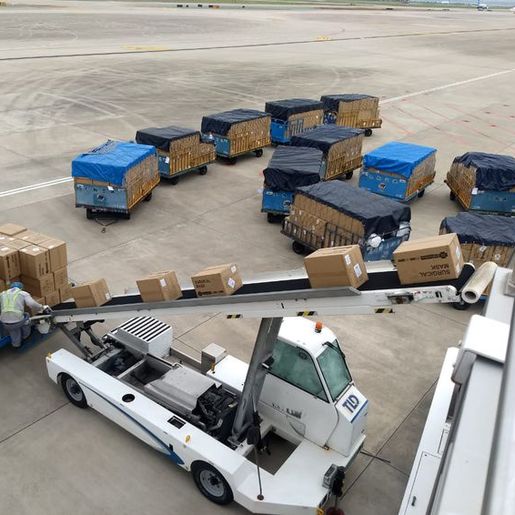 COVID-19: voo com carga de máscaras cirúrgicas chega ao Brasil