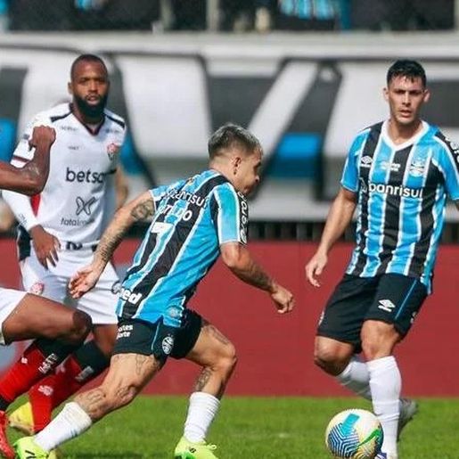 Grêmio vence Vitória por 2 a 0 e dá "sinal de vida" no Brasileirão
