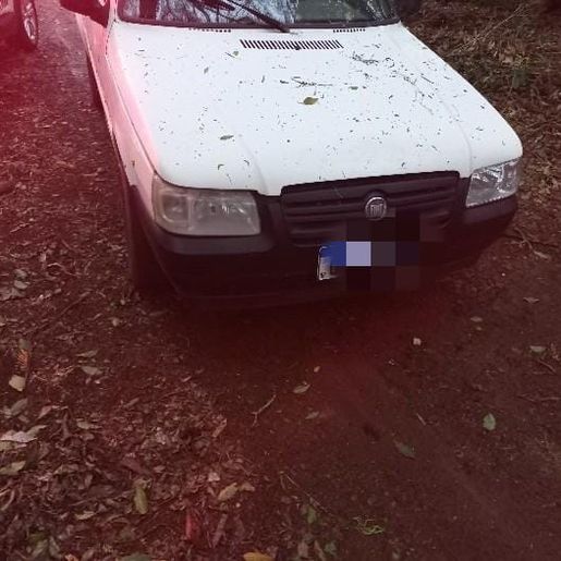 Carro furtado é encontrado abandonado perto de mata em Descanso