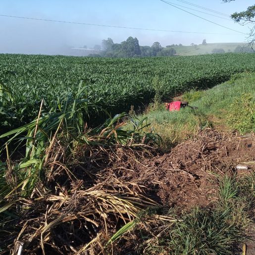 Carro sai da pista após colidir contra caminhão na SC 163 em São João do Oeste