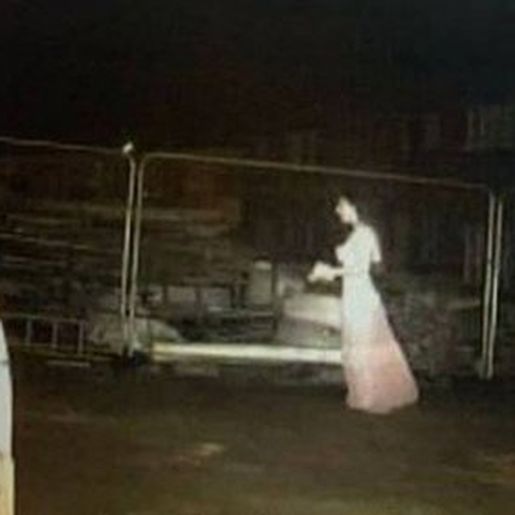 Sensor de movimento é acionado em canteiro de obra, e 'noiva fantasma' é flagrada por câmera
