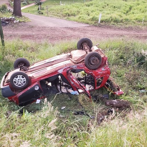 Colisão entre veículos deixa uma pessoa ferida e outra presa em São João do Oeste