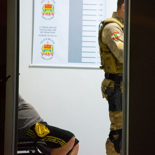 Polícia Militar prende dois homens por tráfico de drogas em SMOeste; Assista