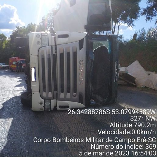 Carreta tomba e derrama óleo diesel na PR-180
