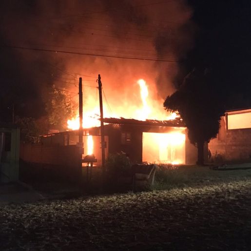 Família pede ajuda após incêndio destruir residência em SMOeste