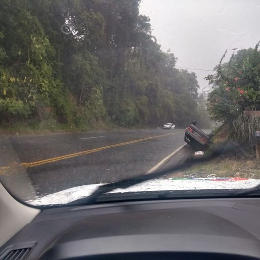 Veículo tomba após colisão deixando um ferido na SC-157
