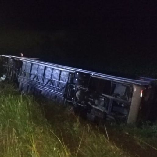 Acidente com ônibus de torcedores do Pelotas deixa cerca de 30 pessoas feridas