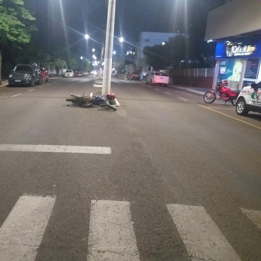 Condutor abandona motocicleta após colisão no centro de Itapiranga