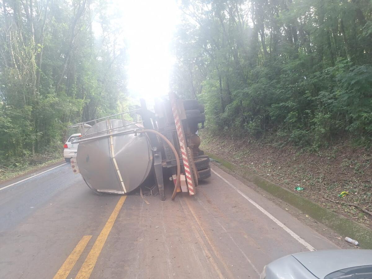 Caminhão sai da pista e tomba na SC-305 em Guaraciaba