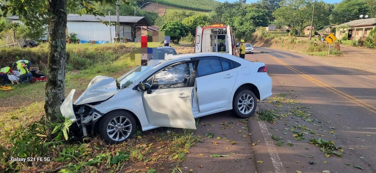 Duas pessoas ficam feridas após carro sair da pista e colidir contra árvore, em Iporã do Oeste