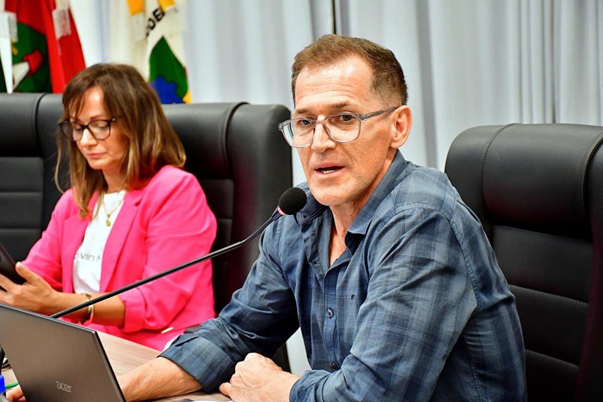 Vereador propõe substituir leucena por árvores nativas para conter espécie invasora em SMO