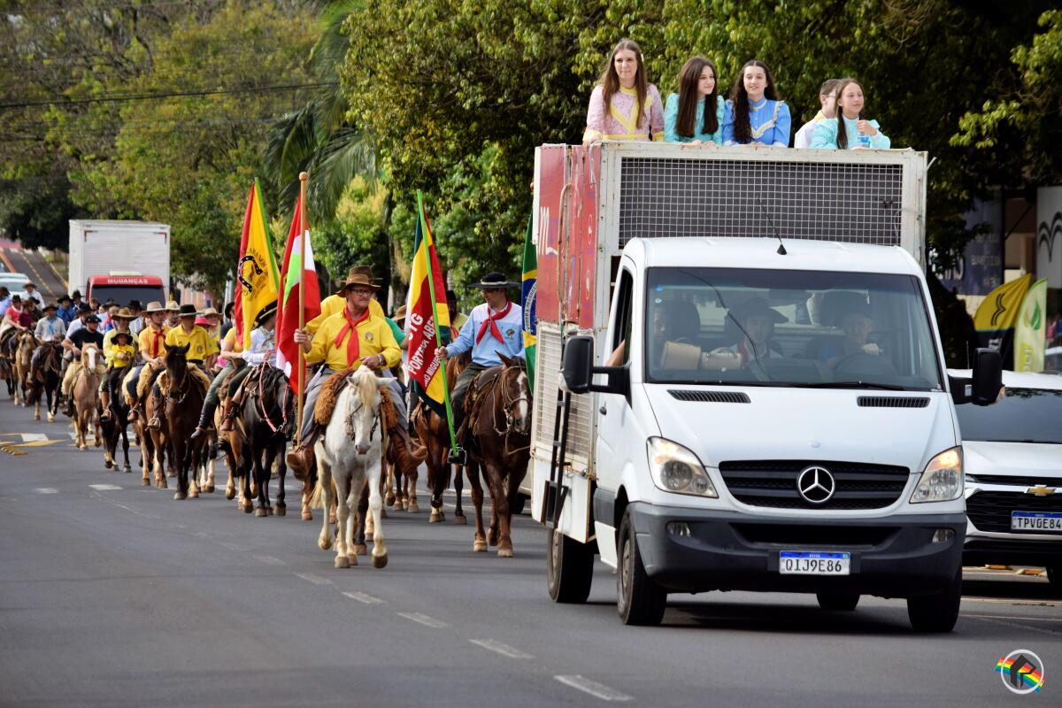 Semana Farroupilha começa com desfile de cavalos em São Miguel do Oeste