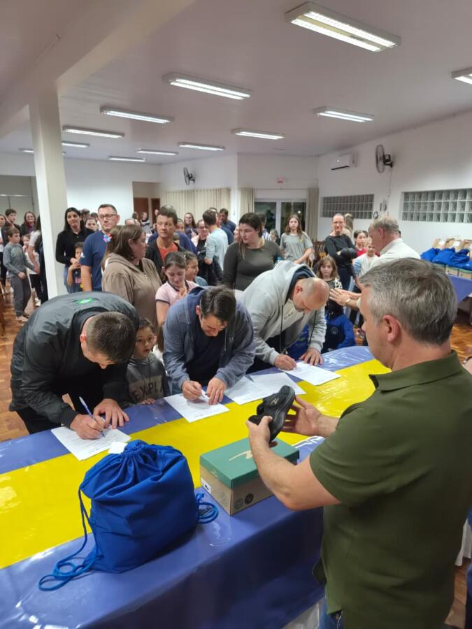 Programa AABB Comunidade entrega kits a 100 estudantes em SMO