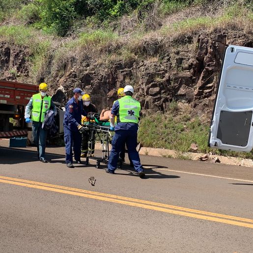 VÍDEO: Colisão frontal entre carro e caminhão deixa dois feridos na BR-282