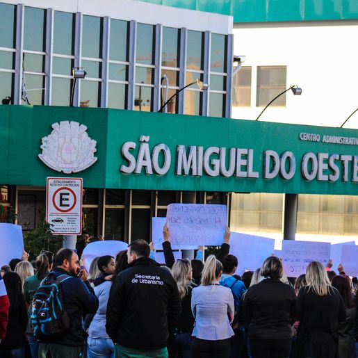 Servidores municipais fazem novo protesto na frente da prefeitura