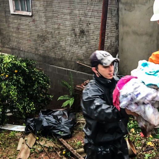 VÍDEO: Durante tornado, casa desaba sobre família em Descanso
