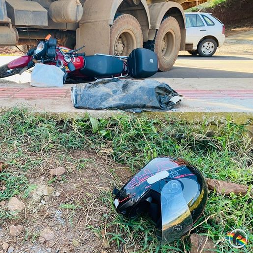 Homem fica ferido em colisão entre caminhão e moto em Itapiranga
