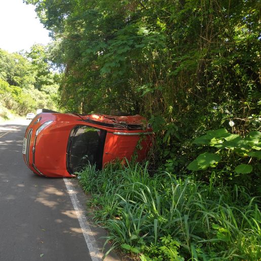 Acidente entre carro e caminhão é registrado na SC-305, em Guaraciaba