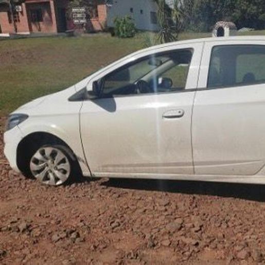 Carro furtado é recuperado e menor é apreendido em Paraíso