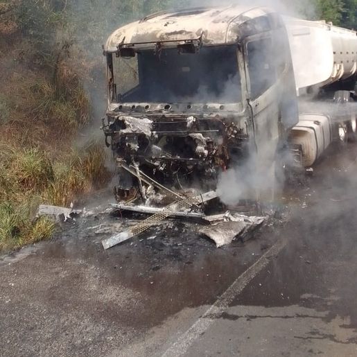 Scania do Paraguai pega fogo na BR 282