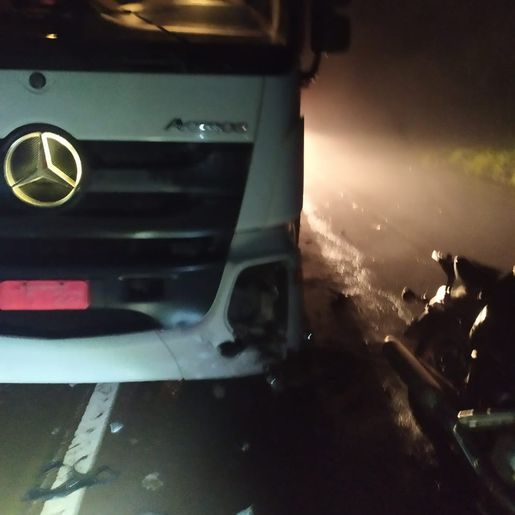 Motocicleta derrapa na pista e colide em caminhão na SC 163, em Descanso