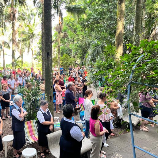 Fiéis participam de missa na Gruta Nossa Senhora de Lourdes em São Miguel do Oeste