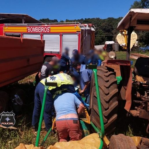 Mulher morre após cair sobre máquina forrageira