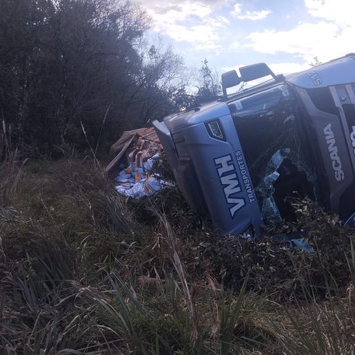 Caminhão carregado com sementes de milho tomba na SC-161 em Anchieta