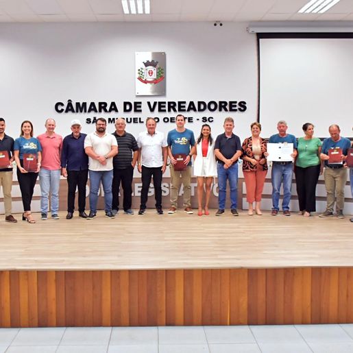 Vereadores homenageiam CCO da Faismo, escritor e Polo da Chape