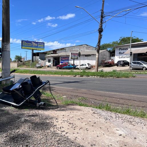 Acidente danifica semáforo na Avenida Willy Barth, em São Miguel do Oeste