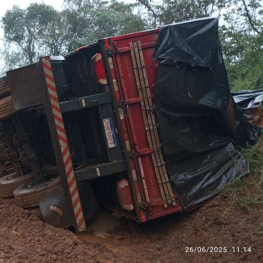 Motorista fica ferido após carreta carregada com trigo capotar na BR-282