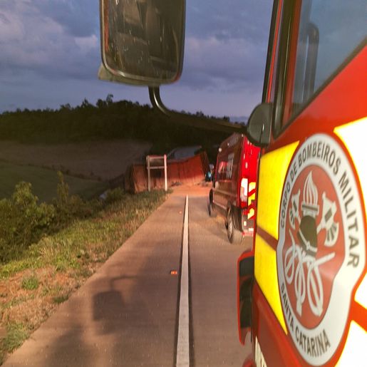 Motorista perde controle de carreta em saída de pista na BR 163 em Cedro