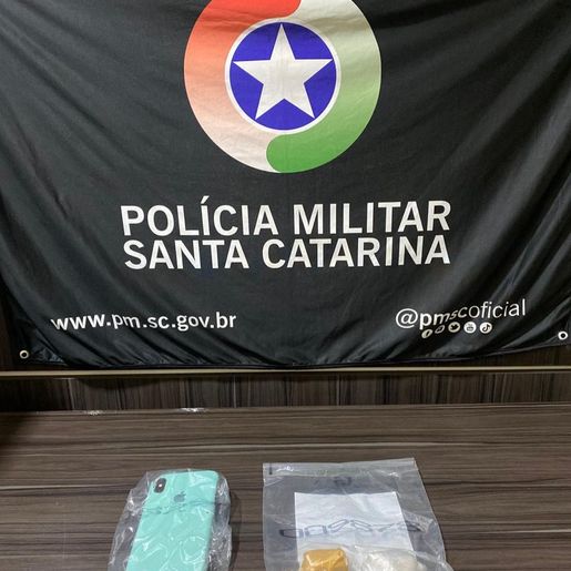 Homem é preso por tráfico de drogas escondida na roupa em Maravilha