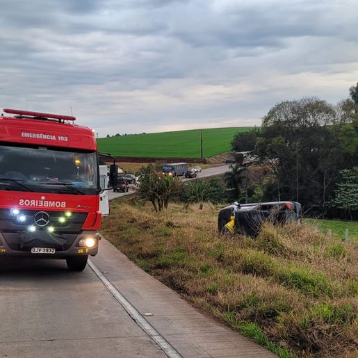 Caroneira fica presa às ferragens em capotamento na BR-163