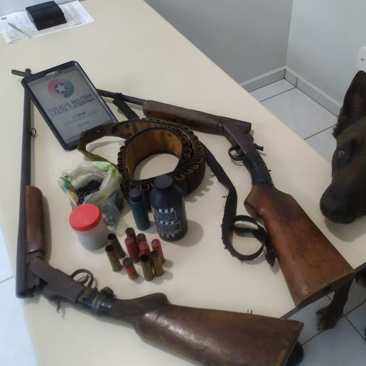 PM cumpre mandado de prisão e apreende arma de fogo em Bandeirante