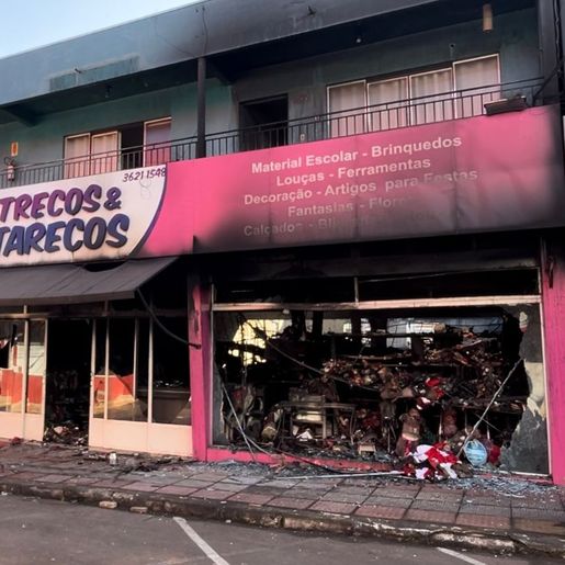 Famílias retiram pertences de prédio incendiado em SMOeste