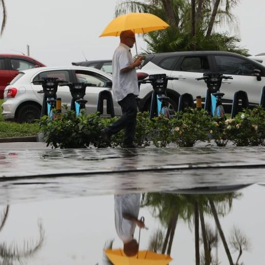 Sábado de chuva em SC antecede volta do calorão ao Estado; veja previsão