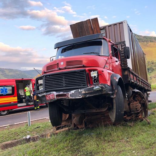 Caminhão passa por cima de veículo e deixa uma pessoa morta