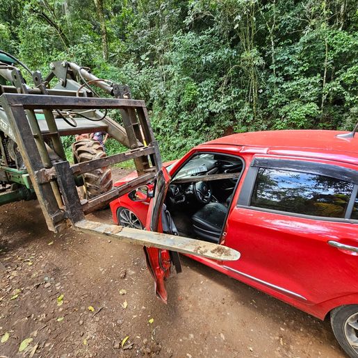 Mulher grávida sofre ferimentos em acidente entre carro e trator em Itapiranga