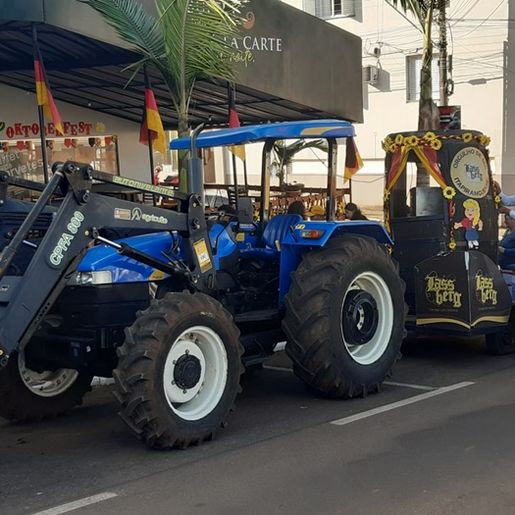 43ª Oktoberfest: Bierwagen leva chopp e alegria pelas ruas de Itapiranga