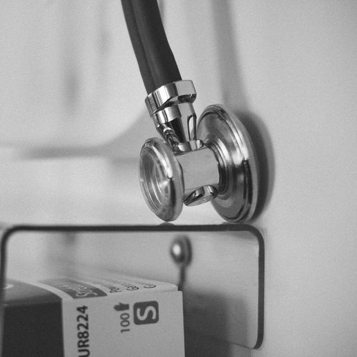 Juíza manda médico devolver quase R$ 300 mil por plantões não cumpridos em SMO