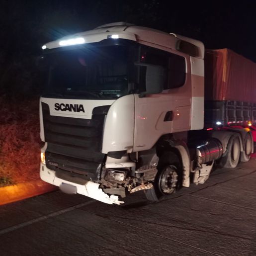 Motorista foge após colisão frontal com caminhão na BR 163
