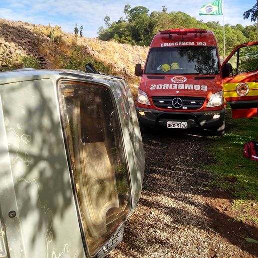 Idoso fica ferido após carro sair de pista e capotar na BR-163