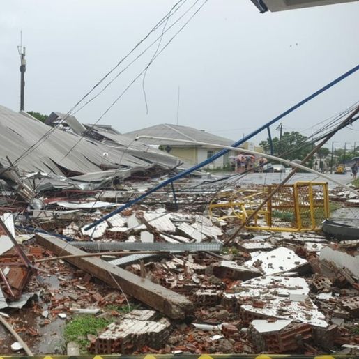IMAGENS: Fortes ventos derrubam barracão de cooperativa no Oeste